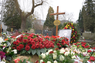 Zmiany na grobie Kamińskiego już kilka dni po pogrzebie. Ktoś się mocno napracował