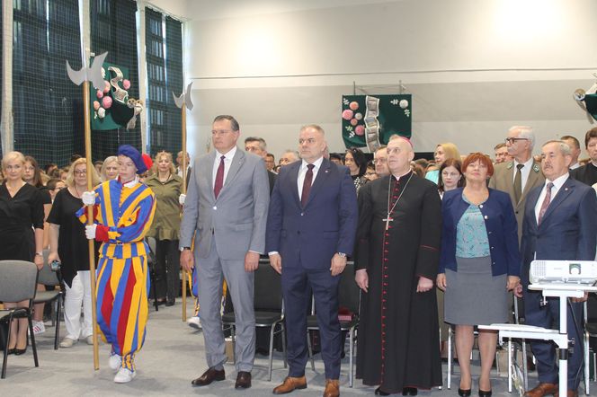 Jubileusz 40-lecia połączony był ze świętem szkoły, ponieważ obchodzi ona również 28. rocznicę nadania imienia.