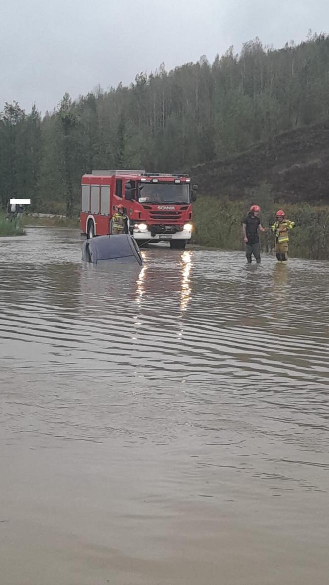 Mieszkanka Jastrzębia-Zdroju wracała z działek w Mszanie. Jej auto porwał nurt rzeki