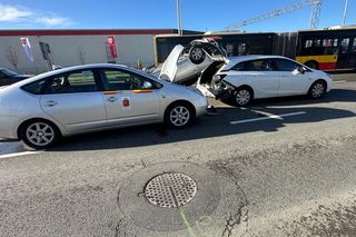 Dachowanie na Bemowie po zderzeniu trzech aut