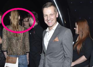 Marcin Mroczek z tajemniczą kobietą na premierze filmu Ziarno prawdy