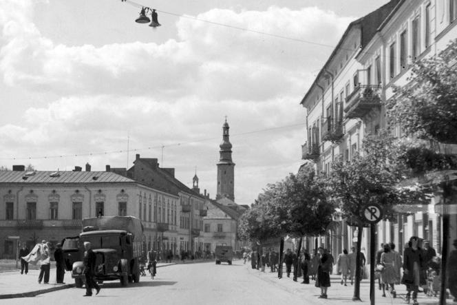 ulica Żeromskiego,  widok na kościół farny