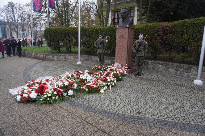 Święto Niepodległości w Szczecinie - złożenie kwiatów pod pomnikiem Piłsudskiego