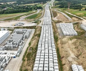 Betonowe elementy do budowy pierścieni tworzących obudowę nowego tunelu na S19