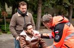 Na sygnale odc. 696. Nowy (Kamil Wodka), Wiktor Banach (Wojciech Kuliński), Luigi (Saverio Fabbri)