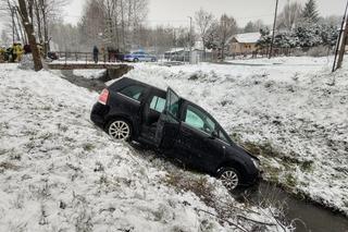 Polna. Opel uderzony przez inny samochód wpadł do potoku