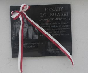Tablica ku pamięci zabitego na służbie ratownika medycznego. Śmierć 64-latka poruszyła całe środowisko