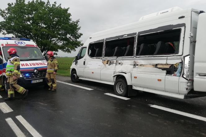 Bus zderzył się z ciężarówką. Dziewięcioro dzieci w szpitalu