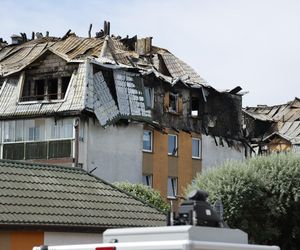 Blok przy ul. Powstańców w Ząbkach po pożarze