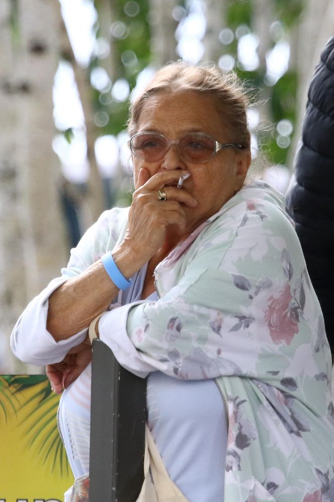 Grażyna Zielińska. Babka z "Rancza" kurzy jak smok