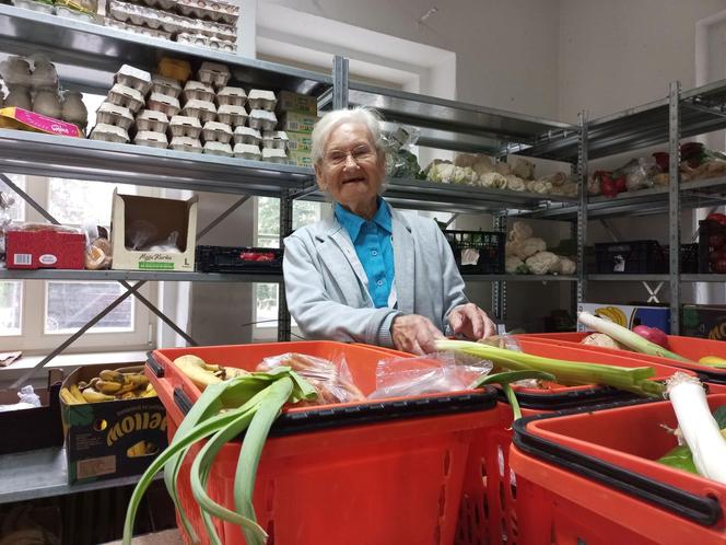 Najstarsza wolontariuszka w Lesznie. Pani Ewa ma 95 lat i codziennie pomaga w Leszczyńskim Banku Żywności