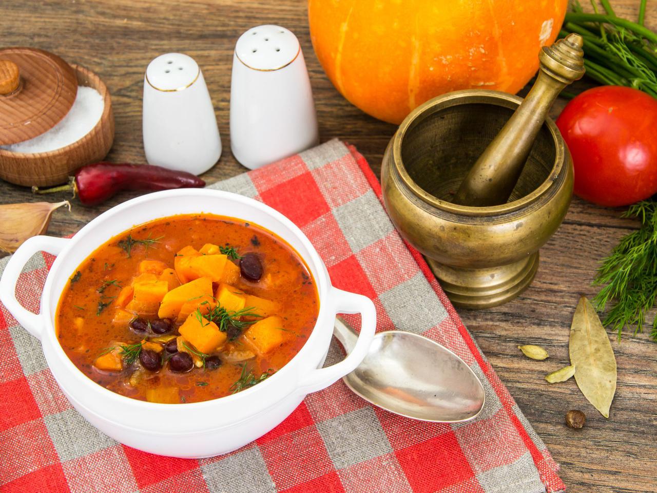 Zupa z dyni hokkaido z czerwoną fasolą i pomidorami - cudownie jesienna propozycja