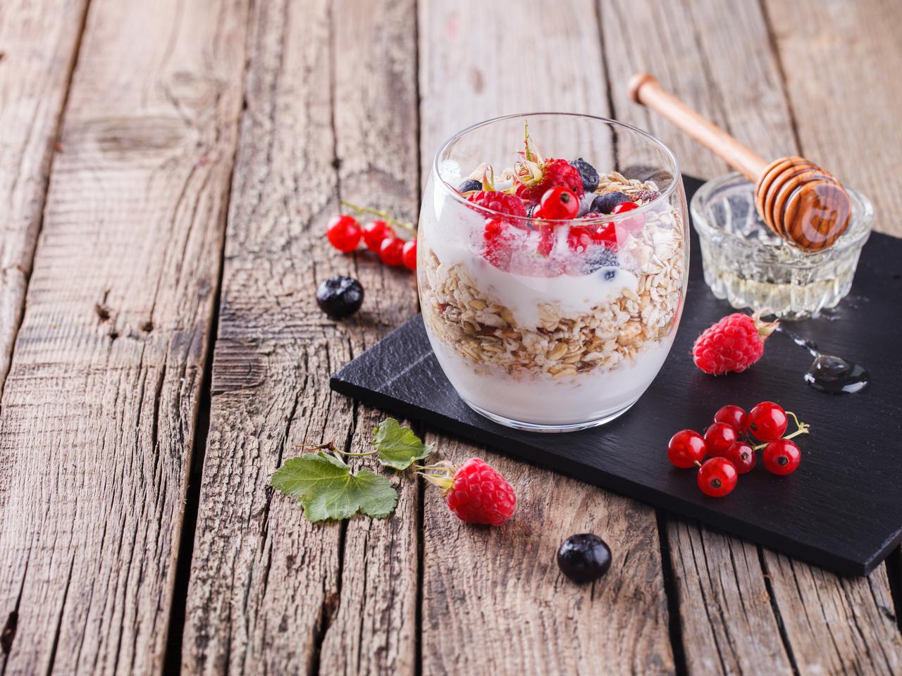 Musli z porzeczkami i malinami - przepis na śniadanie ze świeżych owoców