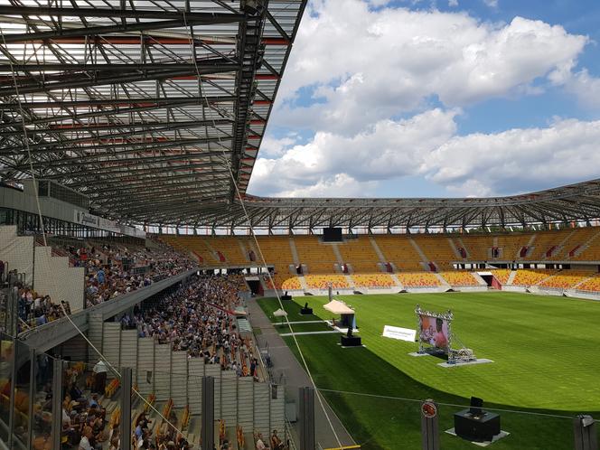 Kongres Świadków Jehowy w Białymstoku. Na stadionie miejskim tysiące uczestników [ZDJĘCIA]