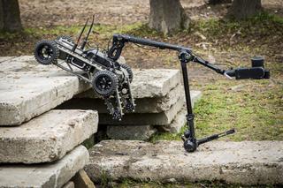 Robot PIAP Gryf pokonuje przeszkody terenowe