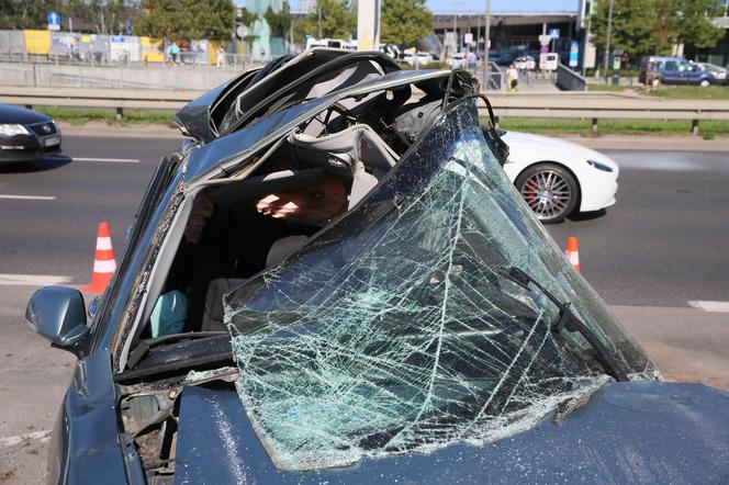 Wypadek w Alejach Jerozolimskich. Samochód uderzył w autobus. Kierowca osobówki nie żyje