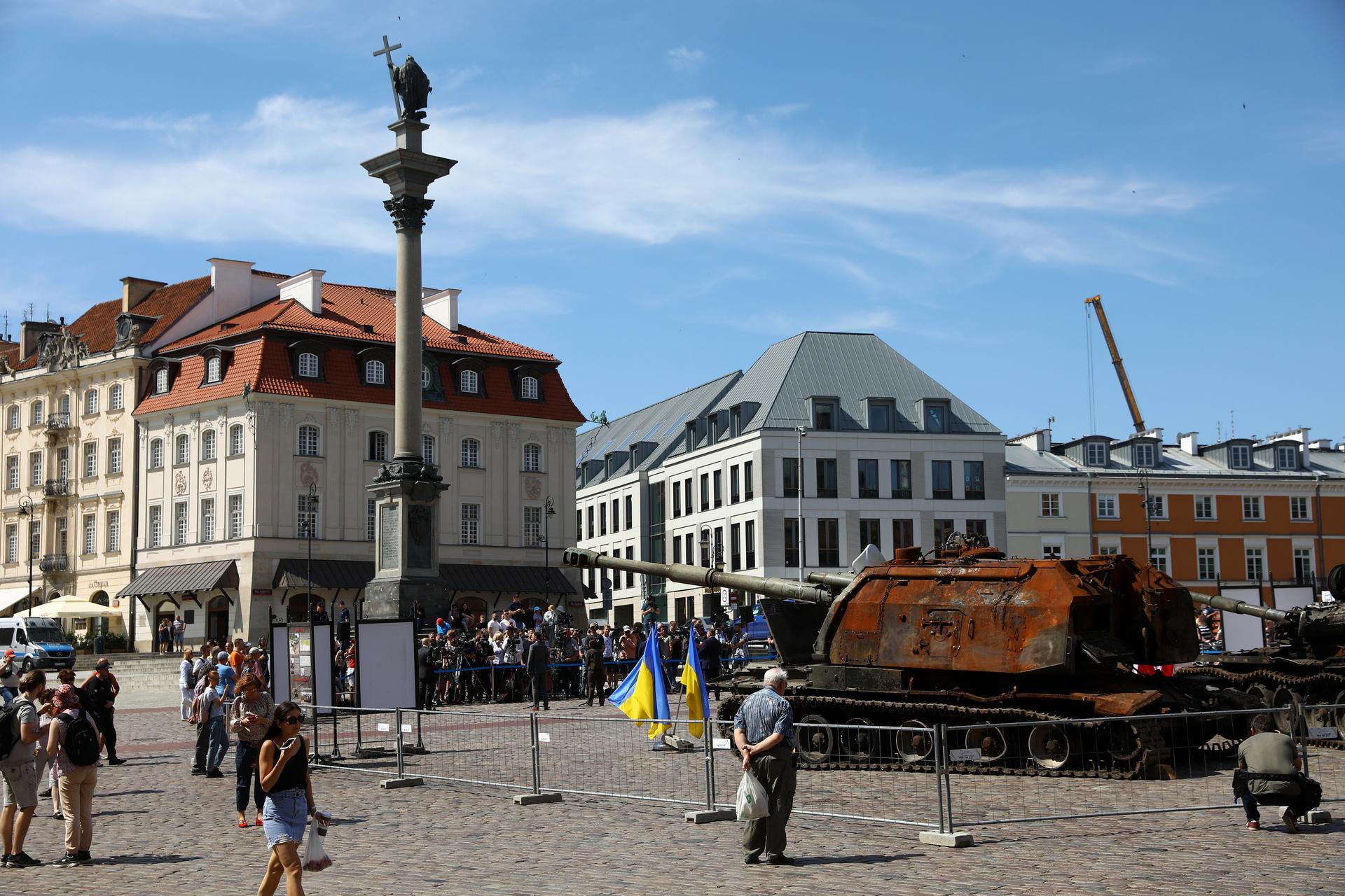 Rosyjskie czołgi w Warszawie! Pancerne bestie straszą na Placu Zamkowym