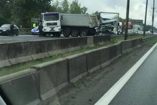 Karambol na S86 w Katowicach. Ciężarówka przewróciła się na bok. Jezdnia w stronę Sosnowca całkowicie zablokowana
