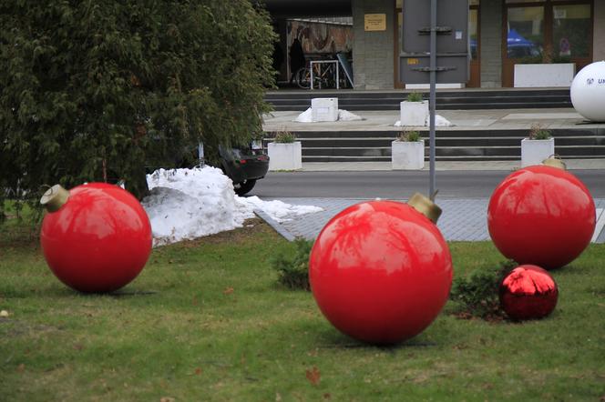Na placu przed rektoratem UMCS w Lublinie zagościły wielkie czerwone bombki!