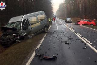 Nieumiejętne wyprzedzanie zakończyło się czołówką. Dostawczy bus zderzył się z osobowym Audi - ZDJĘCIA