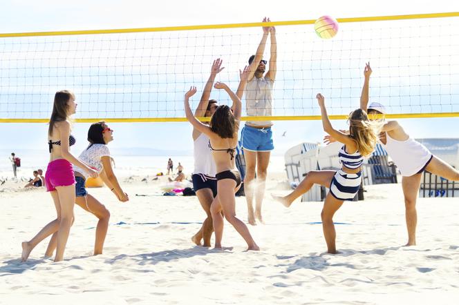 Siatkówka plażowa - zasady gry i korzyści z gry w siatkę na piasku