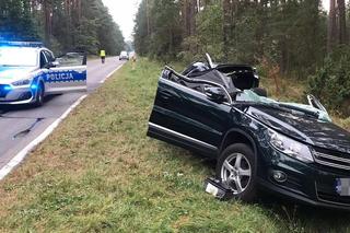 Drzewo spadło na volkswagena. Turysta z Krakowa utknął w aucie