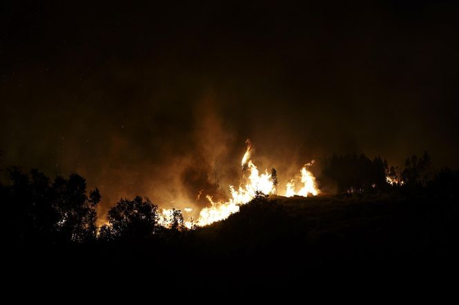 Groza w Portugalii! Tornado ognia i trąba z pyłów