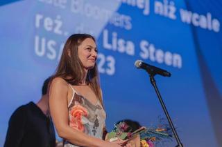 Michelle Twarowska, Alexandra Barreto i Taylor Feltner