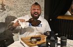Eddie Hall zjadł przed walką z Pudzianowskim ogromnego steka. Pożre też Pudziana?