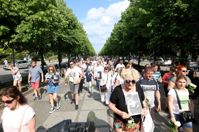 Pan Artur płakał w tracie białego marszu w Częstochowie. "Kamilek śni mi się po nocach"