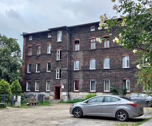 Horror na imprezie. Krystian został znienacka skatowany. Bandzior skakał mu po głowie