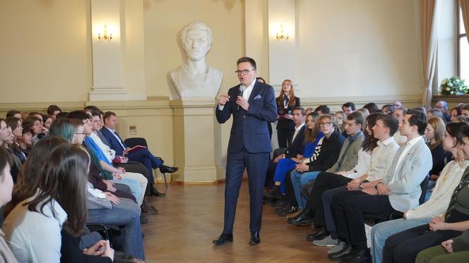 Marszałek Szymon Hołownia przeprowadził lekcję obywatelską w V LO w Krakowie