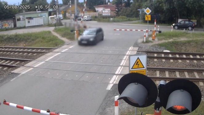 Volvo z dziećmi w środku uwięzione między rogatkami