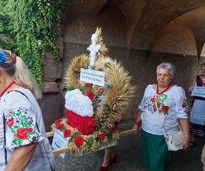 Dożynki 2024 w powiecie starachowickim. W Wąchocku dożynkowe wieńce, korowód i przysmaki