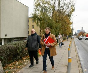 Twórca Red is Bad Paweł S. został doprowadzony do prokuratury w Katowicach