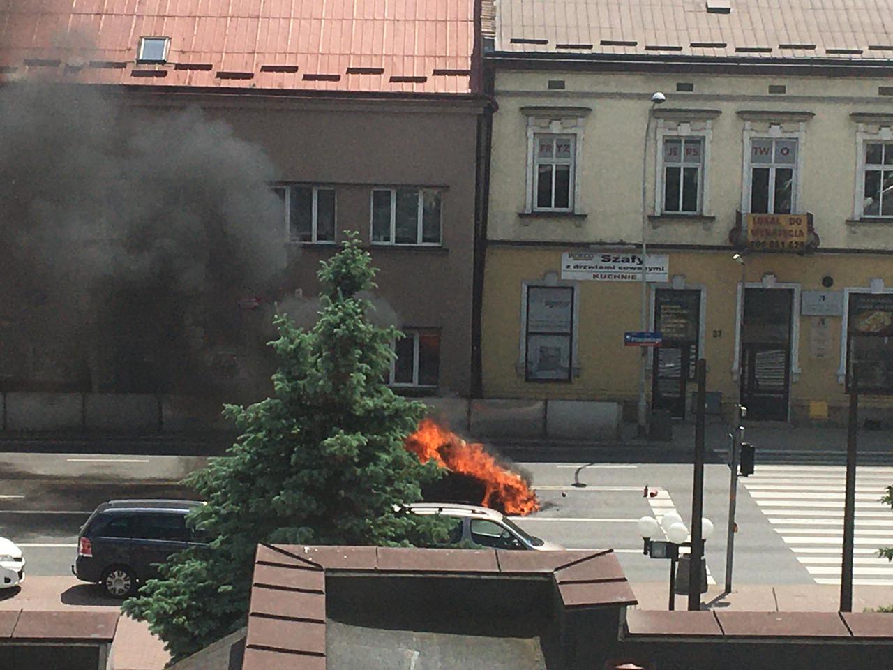 Na Piłsudskiego doszczętnie spłonęło auto. Kierowcy nic się nie stało [ZDJĘCIA]