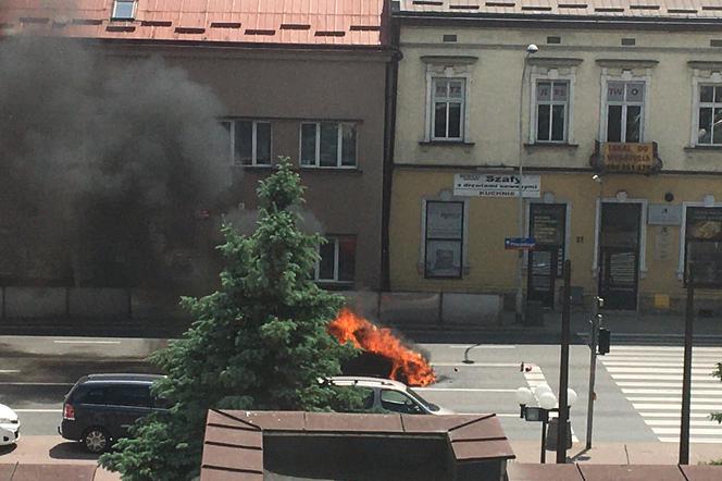 Na Piłsudskiego doszczętnie spłonęło auto. Kierowcy nic się nie stało [ZDJĘCIA]