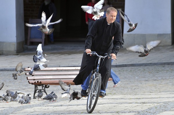 Ojciec Mateusz: Żmijewski zamieni rower na motor - Super ...