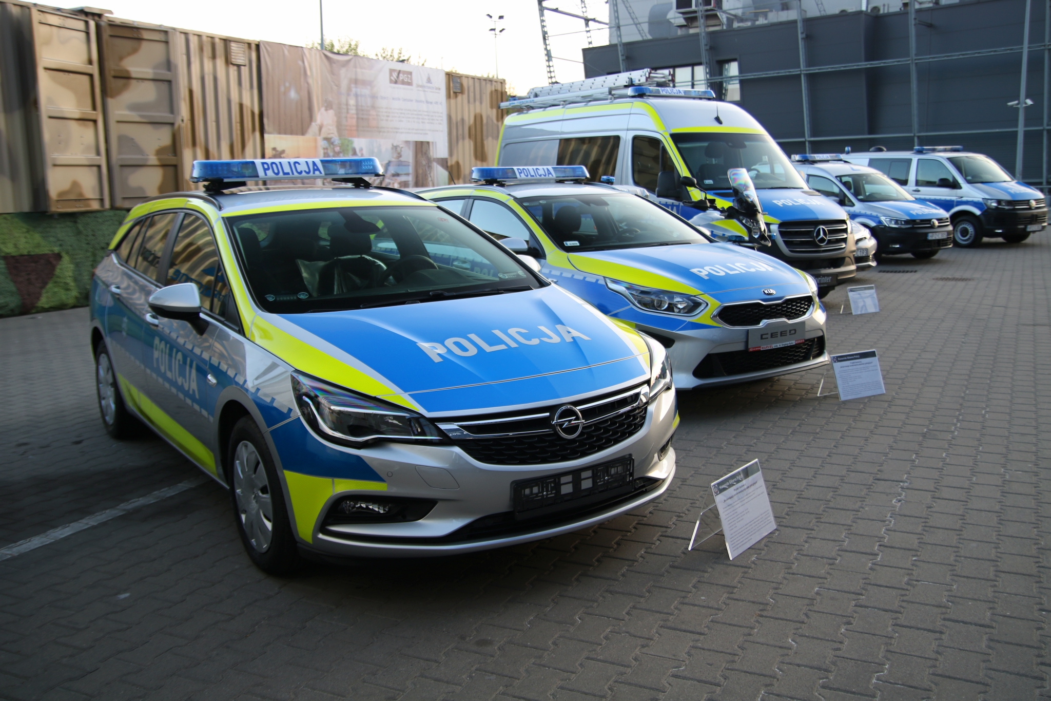 Polskie radiowozy jak niemieckie. Policja testuje nowe oznakowanie ...