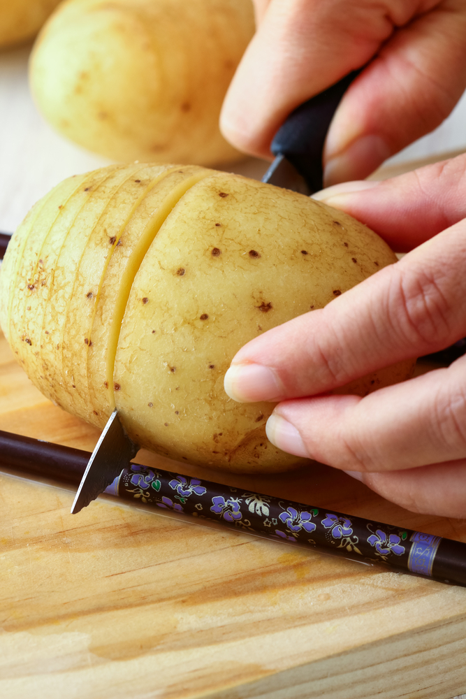 Z ogranicznikami cięcie ziemniaków w "harmonijkę" jest proste
