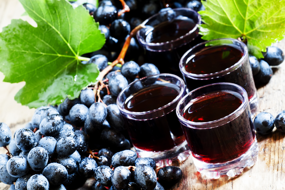 Nalewka z ciemnych winogron - przepis na prostą nalewkę winogronową, która urzeka smakiem - Beszamel.pl
