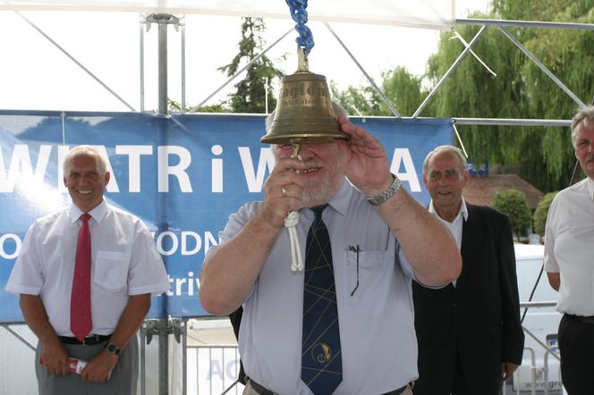 Zbigniew Stosio, wybija szklanki na twarcie imprezy