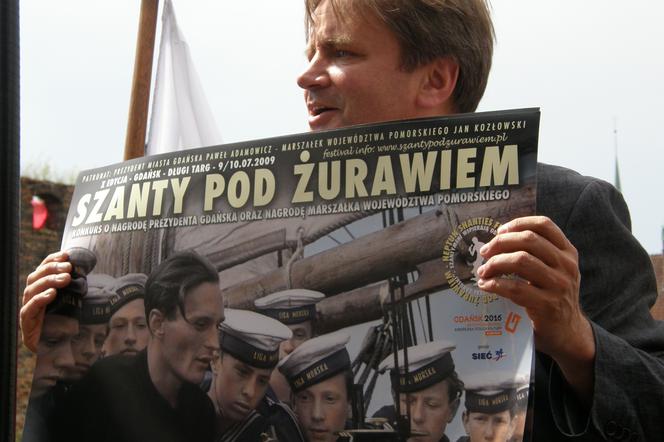 Michał Juszczakiewicz pokazuje plakat tegorocznych „Szant pod Żurawiem”