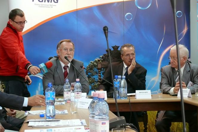 Konferencja prasowa z okazji 40-lecia uczelni. Siedzą od lewej: prorektor Andrzej Suchanowski, rektor Tadeusz Huciński i koordynator obchodów 40-lecia uczelni Mirosław Boruszczak