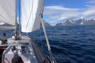 Rejs na Spitsbergen: Suzuki płynie na Svalbard