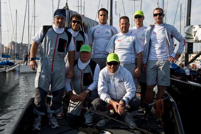 Zwycięzcy regat z Team Banco Espirito Santo (na pierwszym planie kuca Russell Coutts)