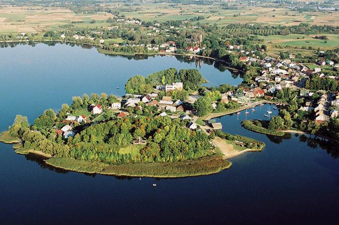 Góra Zamkowa. W głębi Rajgród i przystań YC Arens