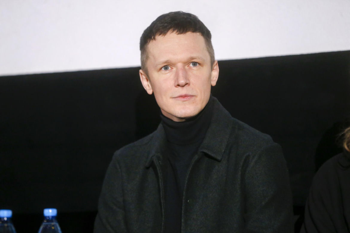 Filip Pławiak kiedyś i dziś. Tak przez lata zmieniał się ulubieniec widzów z serialu "Chyłka"