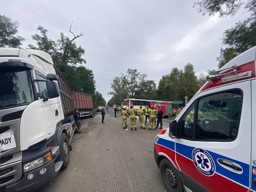 Siedliska. Ciężarówka wjechała w autobus szkolny. 5 dzieci w szpitalu