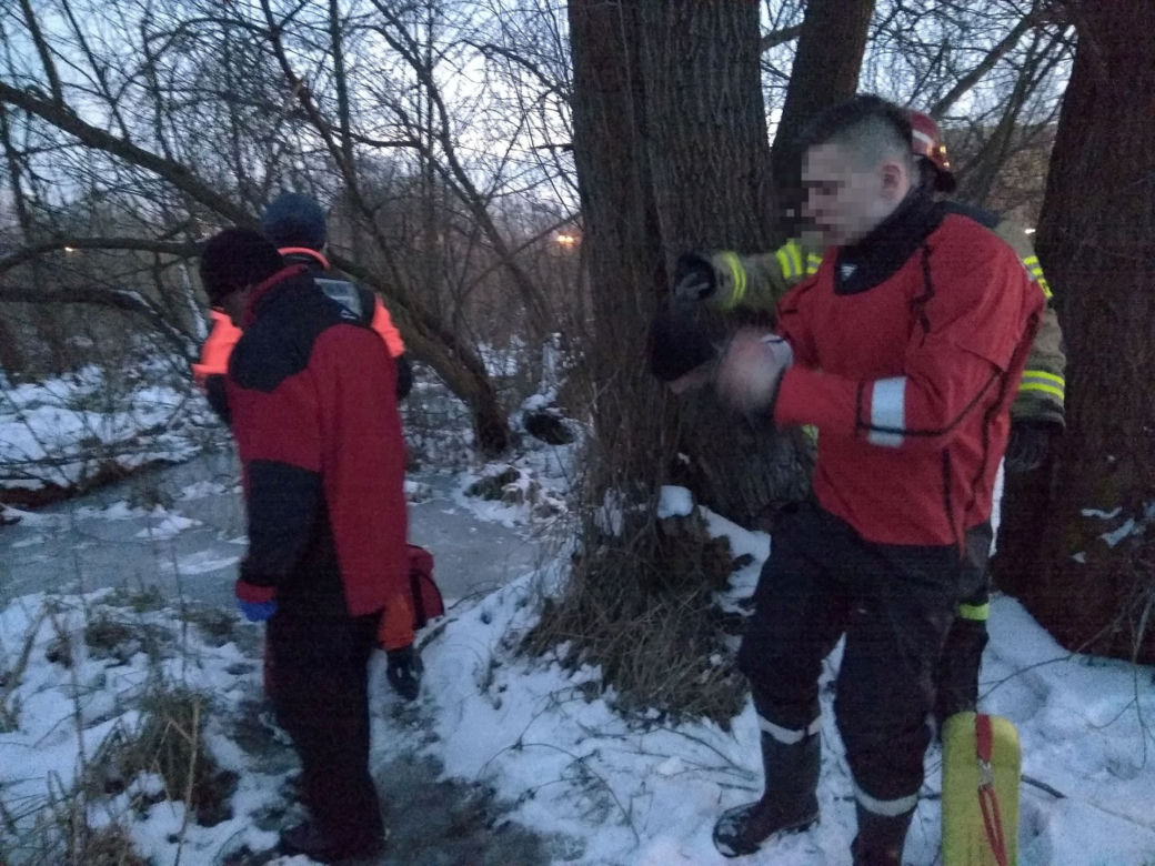 Iława. Pod 8-latkiem załamał się lód. Chłopiec zmarł w szpitalu